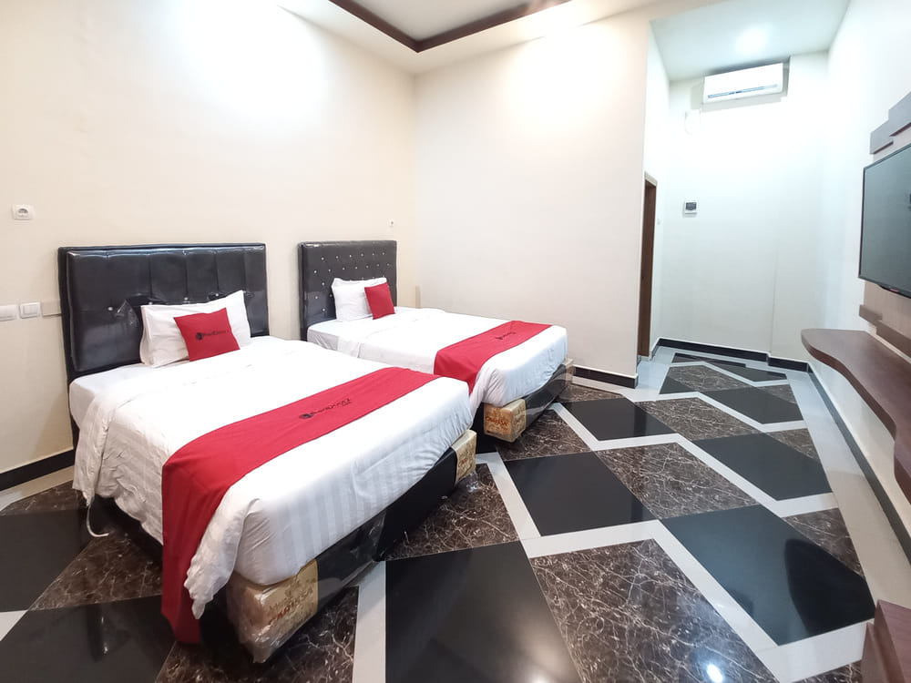 RedDoorz Twin Room