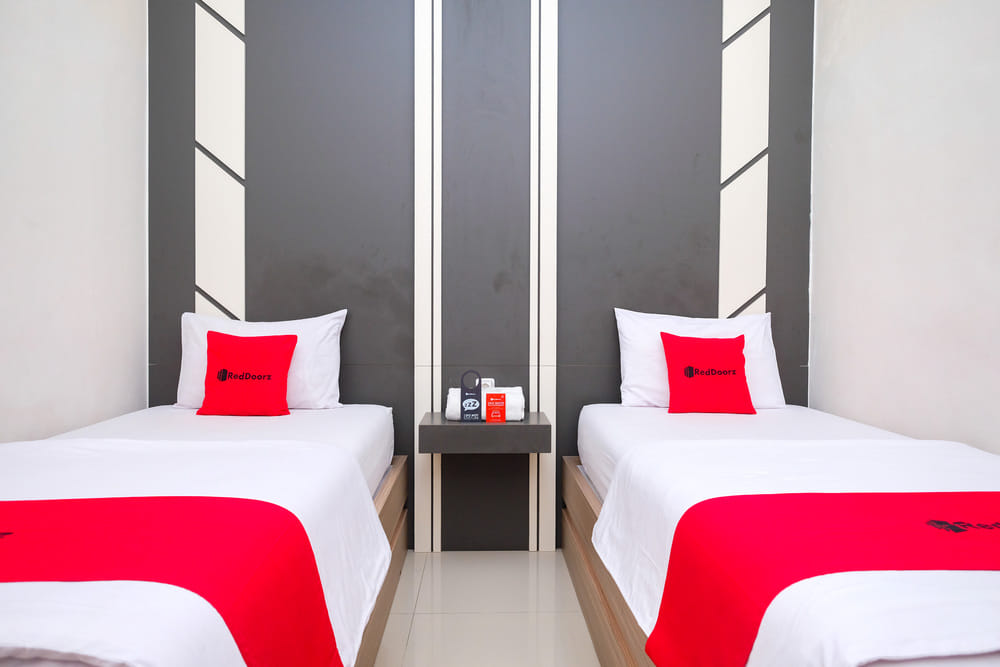 RedDoorz Twin Room