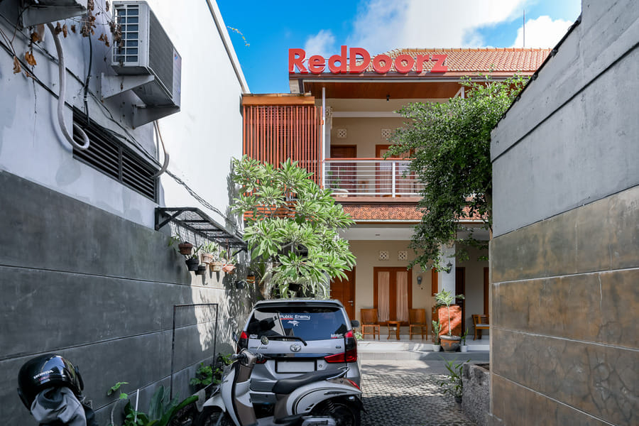 RedDoorz near Mertasari Beach 2
