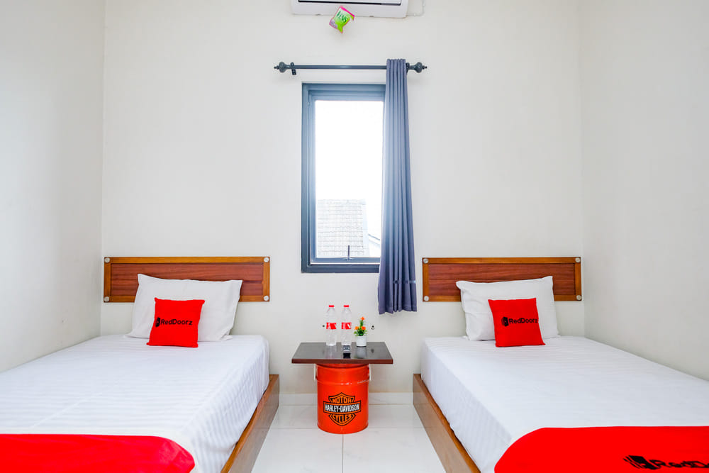 RedDoorz Twin Room
