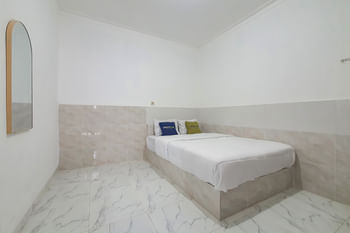 Urbanview Aurel House Cirebon