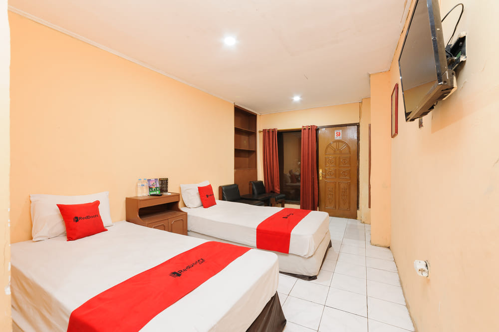 RedDoorz Twin Room