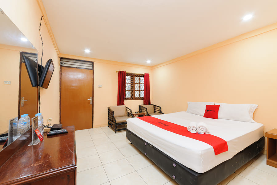 RedDoorz Plus near RSCM Jakarta