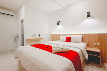 RedDoorz @ Grand Mirza Near Pasar Grosir Batik Setono Pekalongan