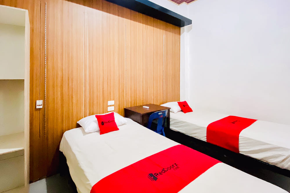 RedDoorz Twin Room