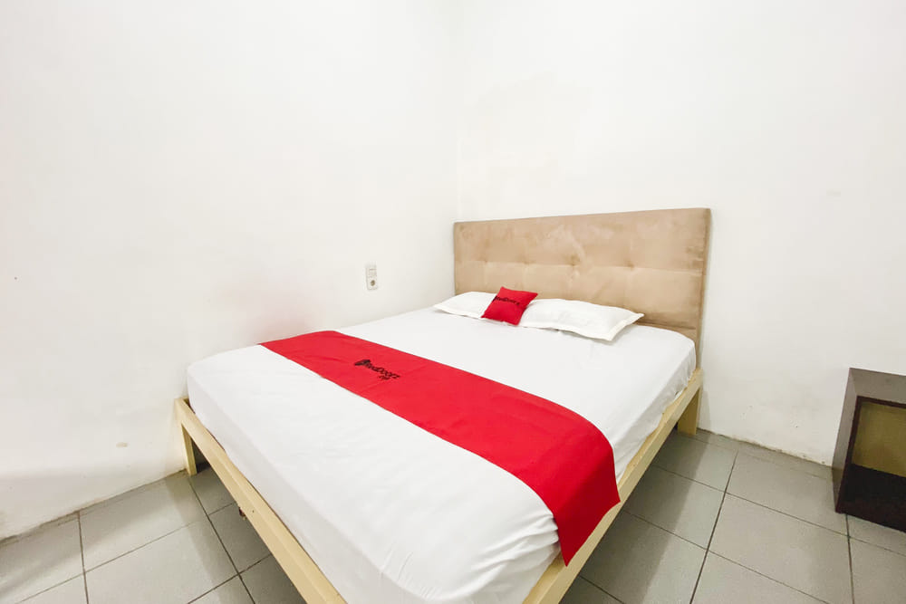 RedDoorz Deluxe Room