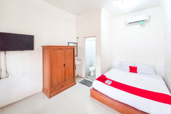 RedDoorz Syariah @ Homestay Bougenville near Taman Alun-Alun Kota Lamongan