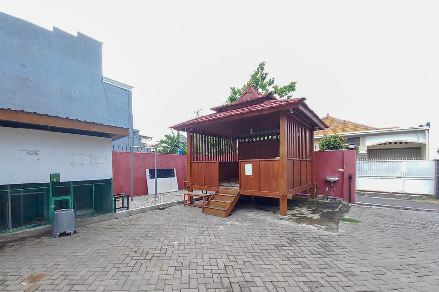 RedDoorz Syariah @ Homestay Bougenville near Taman Alun-Alun Kota Lamongan