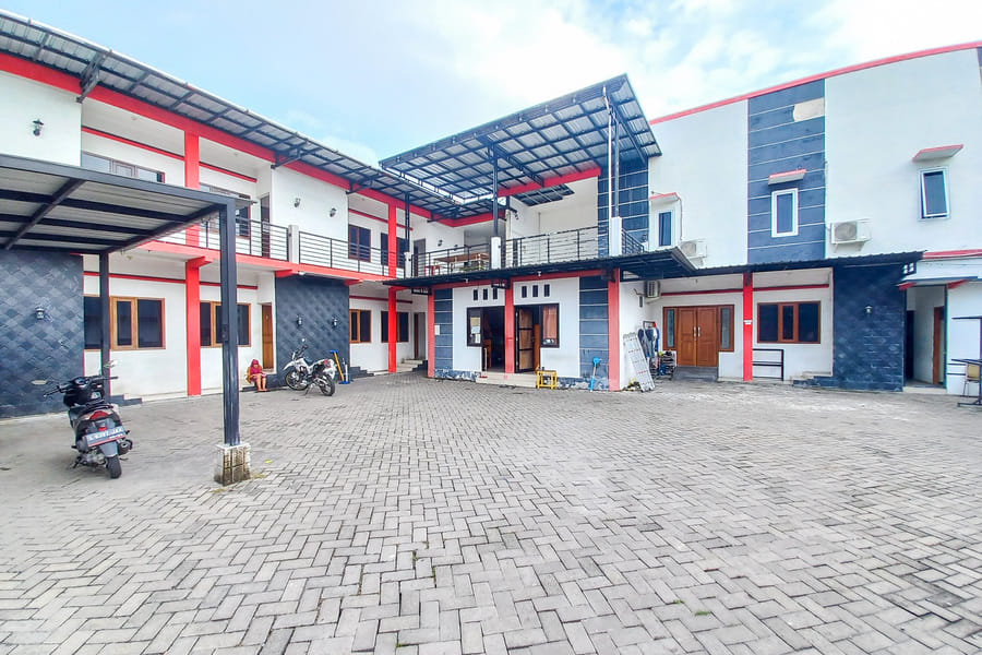 RedDoorz Syariah @ Homestay Bougenville near Taman Alun-Alun Kota Lamongan