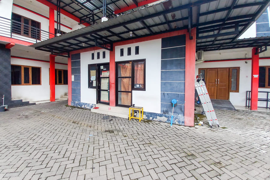 RedDoorz Syariah @ Homestay Bougenville near Taman Alun-Alun Kota Lamongan