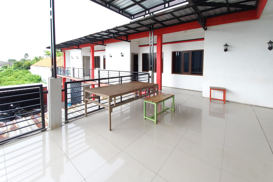 RedDoorz Syariah @ Homestay Bougenville near Taman Alun-Alun Kota Lamongan