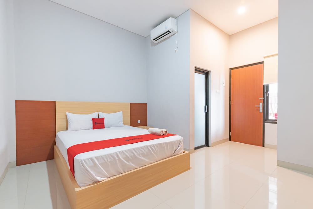 RedDoorz Deluxe Room