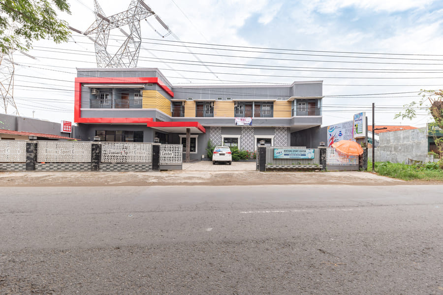 RedDoorz Near Alun Alun Slawi