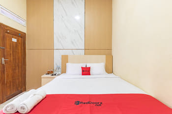 RedDoorz Near Alun Alun Slawi