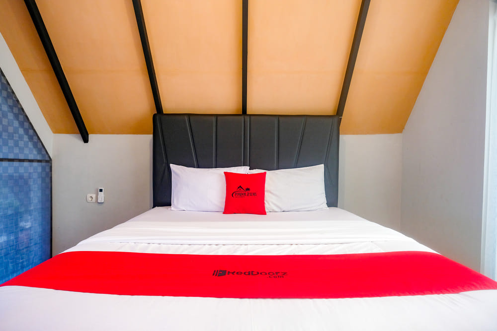 RedDoorz Deluxe Room
