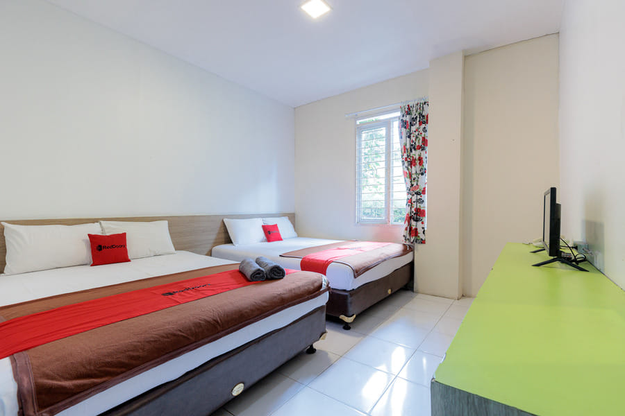 RedDoorz near Taman Safari 3