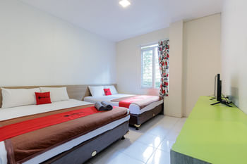 RedDoorz near Taman Safari 3