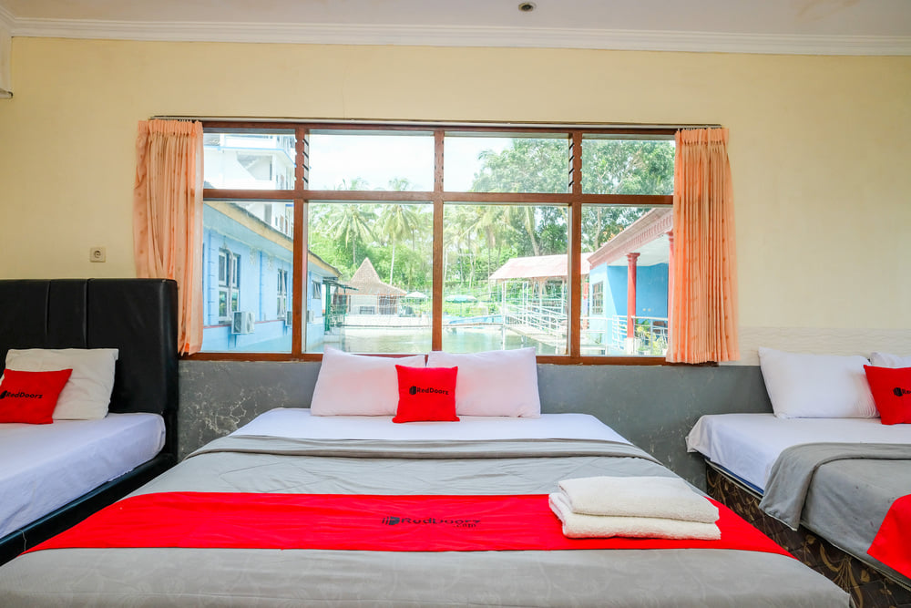 RedDoorz Deluxe Family Room