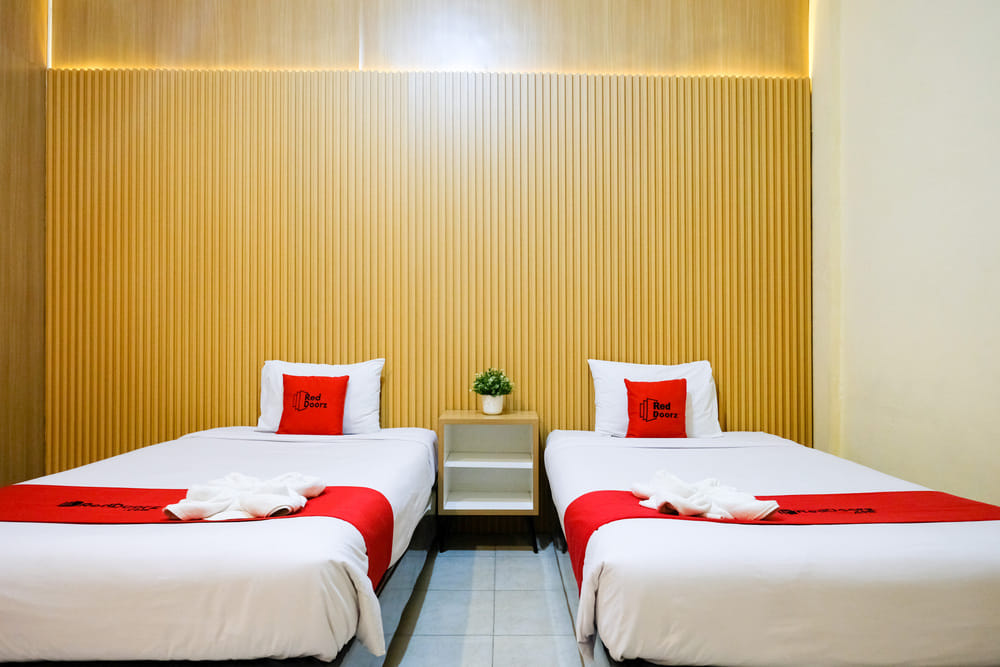 RedDoorz Twin Room