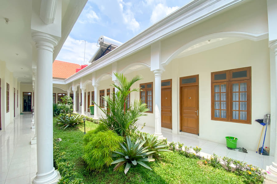 Urbanview Raden Mansion Jember