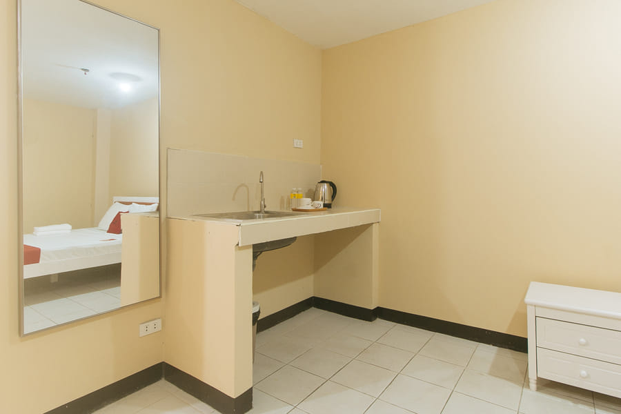 RedDoorz @ MUBG Apartelle near Baclaran Church