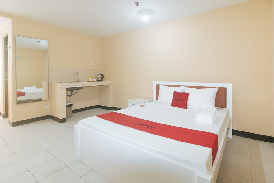 RedDoorz @ MUBG Apartelle near Baclaran Church