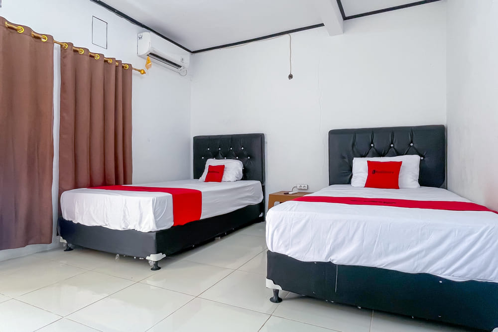 RedDoorz Twin Room
