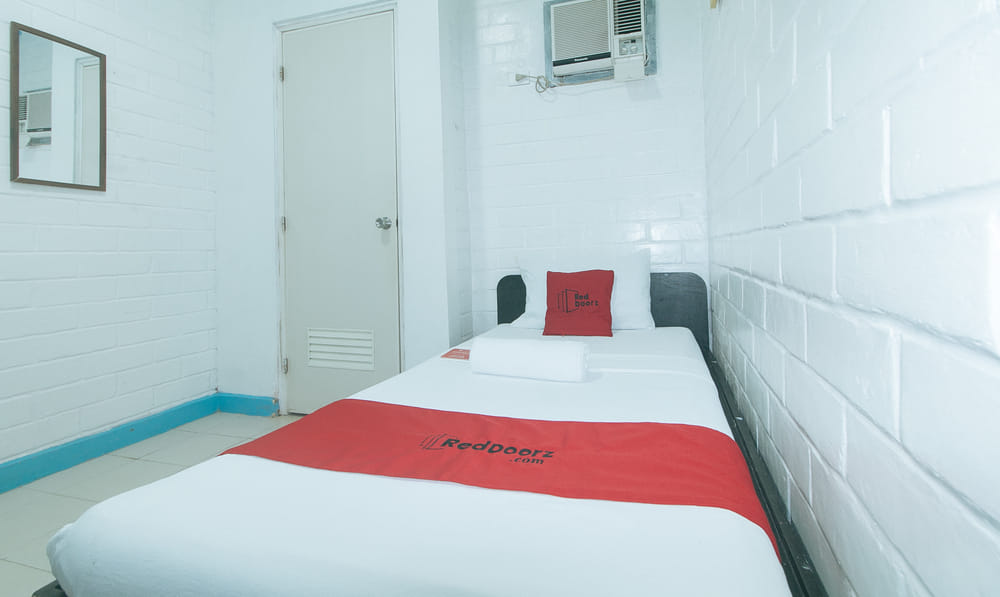 RedDoorz Single Room