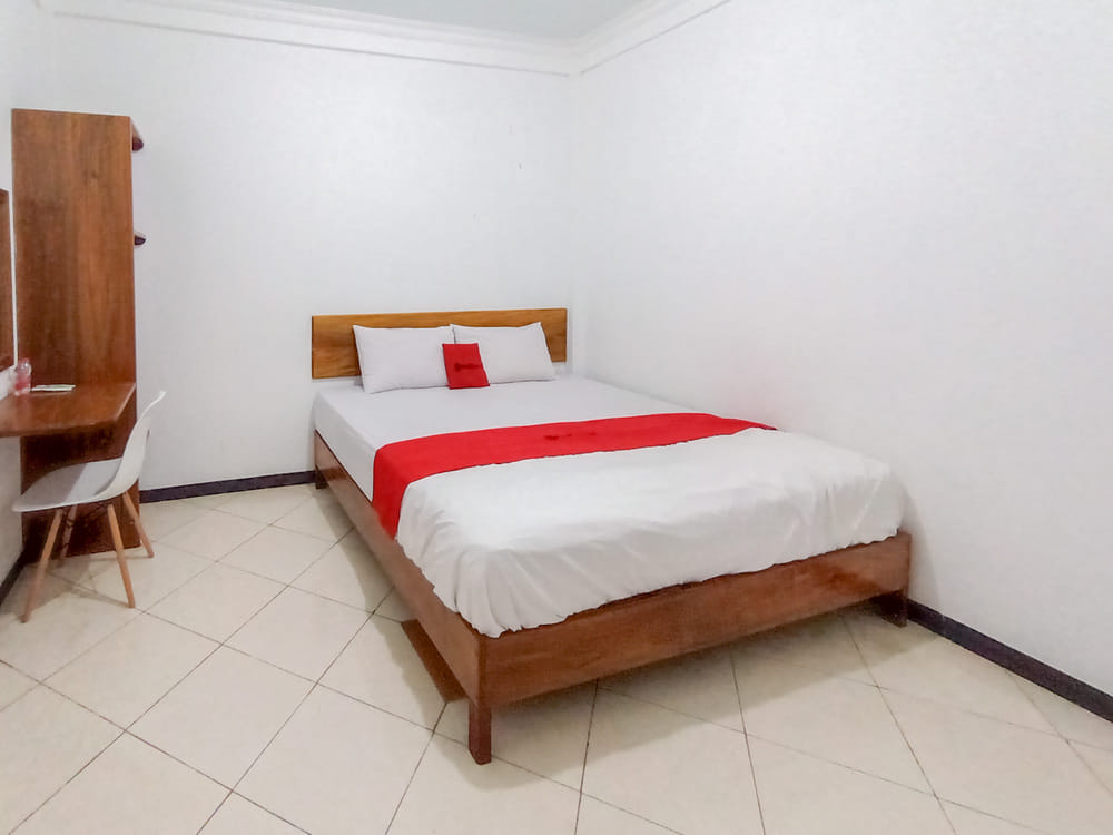 RedDoorz Deluxe Room