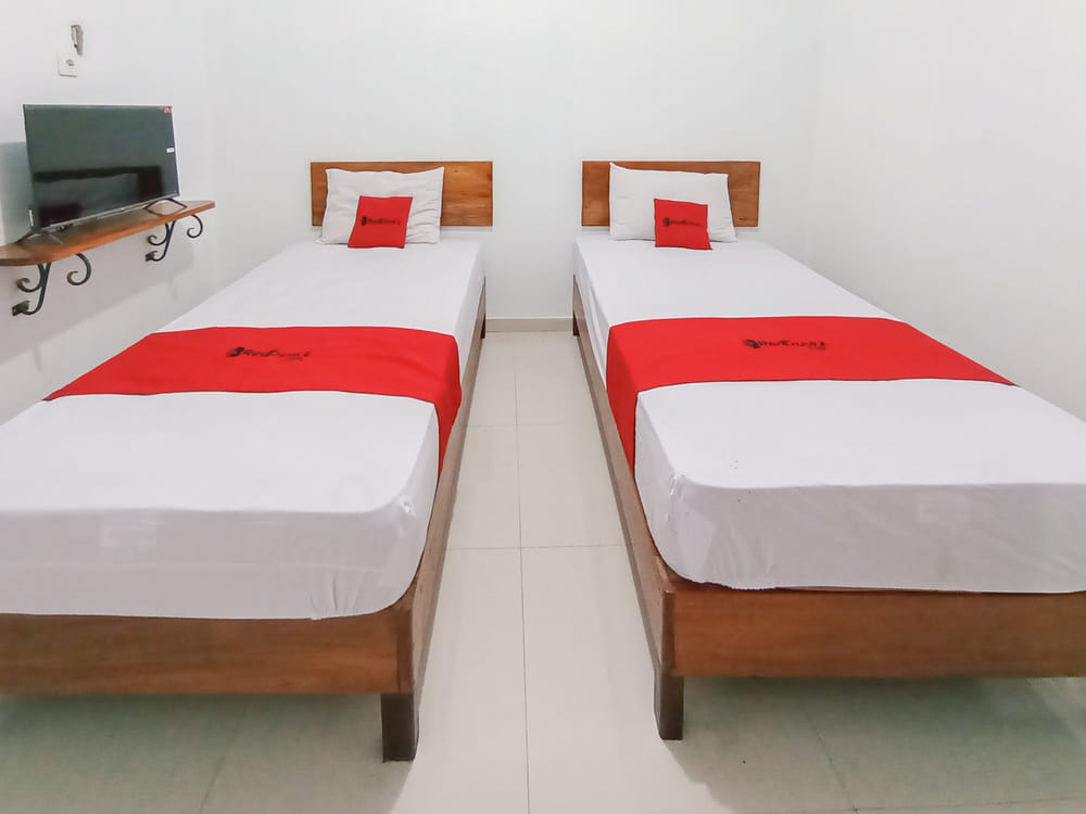 RedDoorz Twin Room