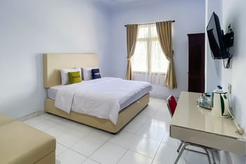 Urbanview Hotel Grand Seven One Kota