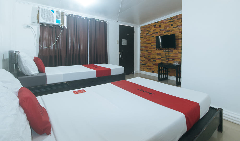 RedDoorz Deluxe Room