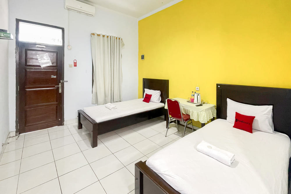 RedDoorz Twin Room