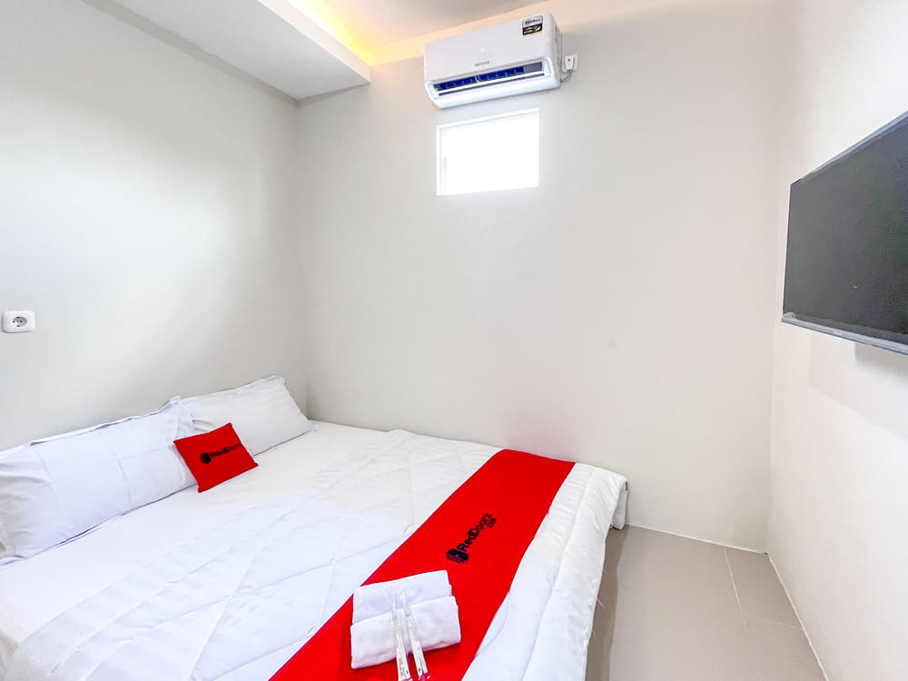 RedDoorz Deluxe Room