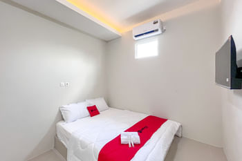 RedDoorz Syariah near Alun-Alun Tanjunganom Nganjuk