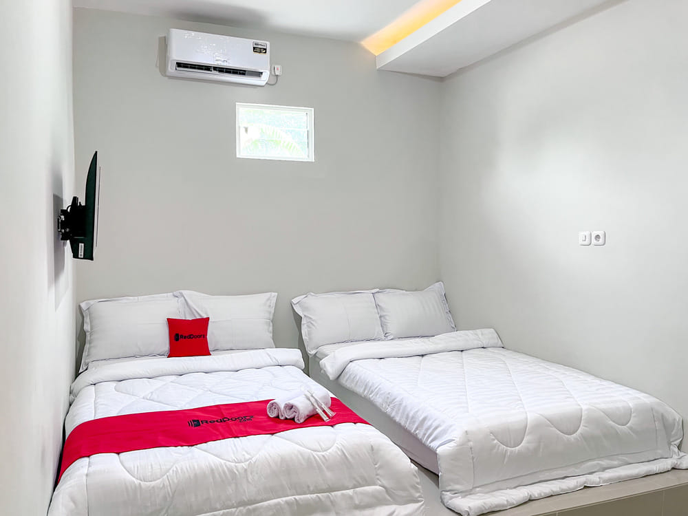 RedDoorz Twin Room