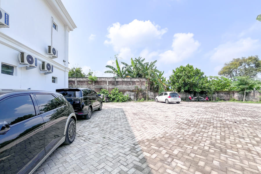 RedDoorz Syariah near Alun-Alun Tanjunganom Nganjuk