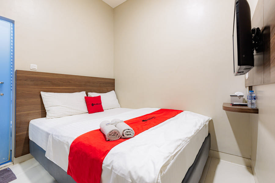 RedDoorz near Taman Palem