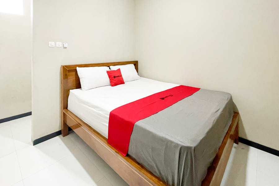 RedDoorz near Alun-Alun Purwokerto 3