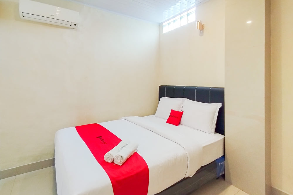 RedDoorz Deluxe Room