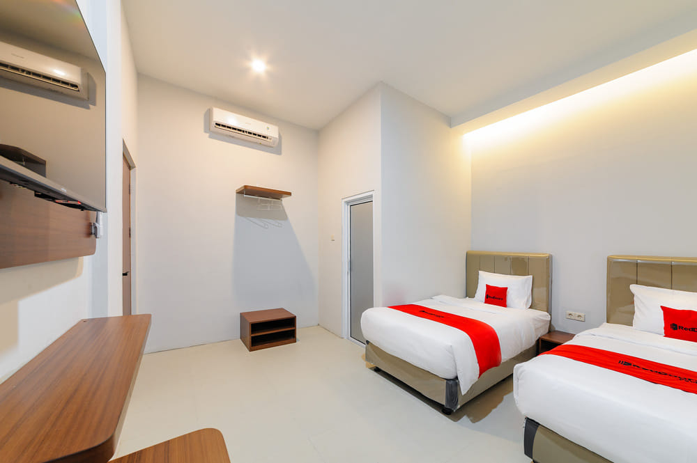 RedDoorz Deluxe Twin Room