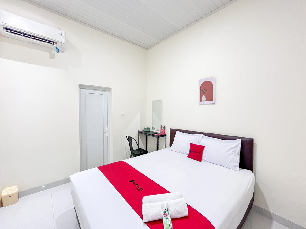 RedDoorz Deluxe Room
