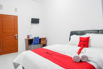 RedDoorz Plus @ Hotel Lestari Karema Mamuju