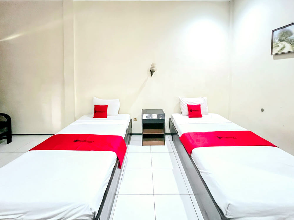 RedDoorz Twin Room