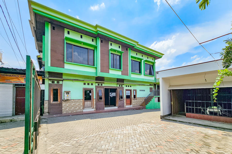 RedDoorz Syariah near Stadion Merdeka Jombang