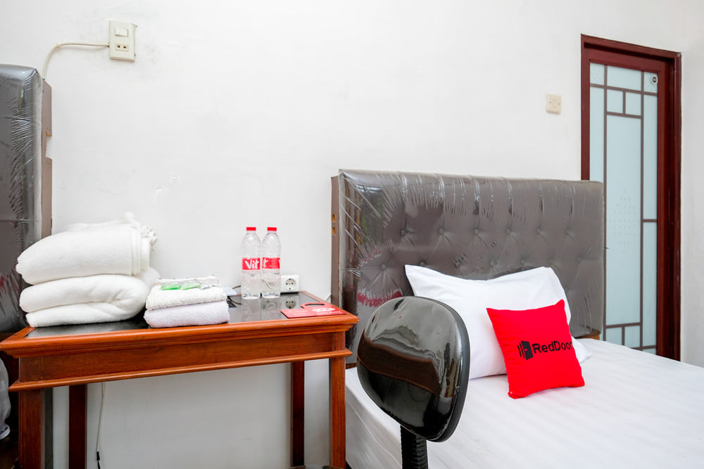 RedDoorz Twin Room