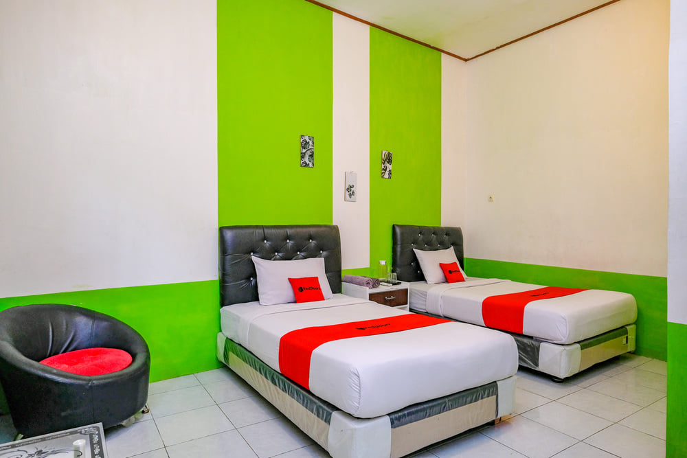 RedDoorz Twin Room