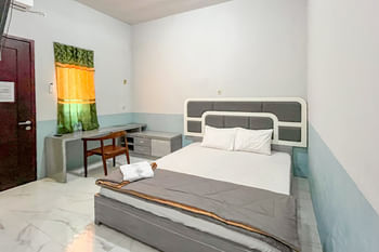 Kusuma Guest House Jombang RedPartner near Station Jombang