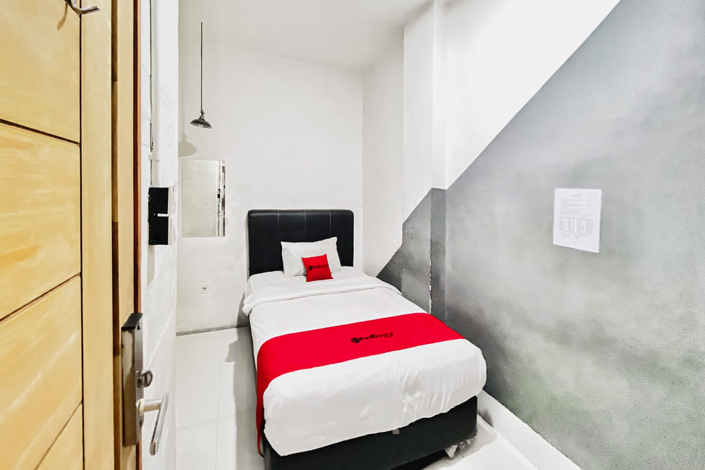 RedDoorz Single Room
