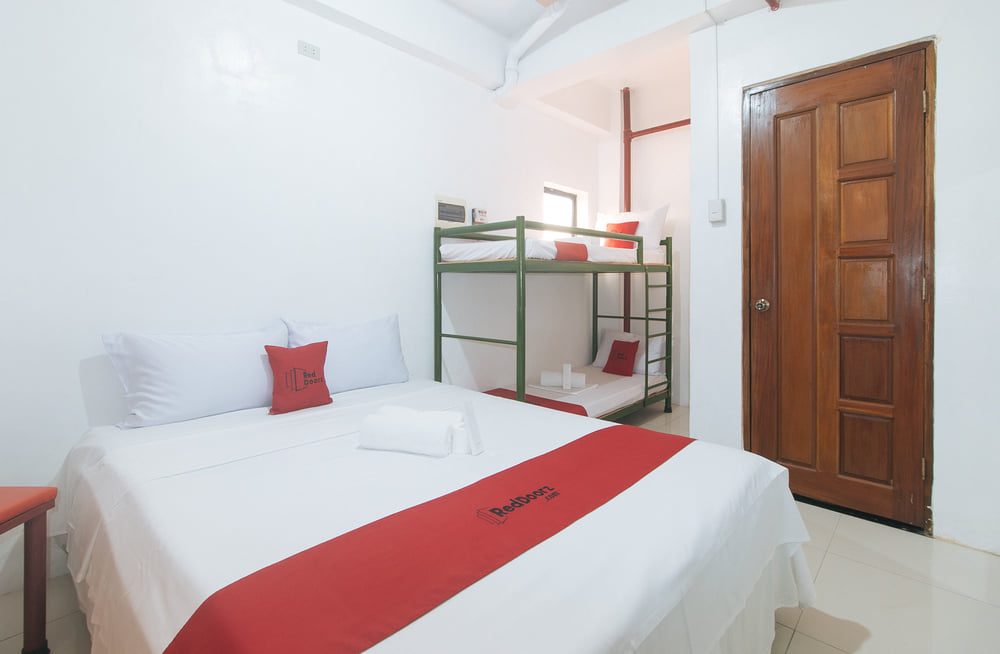 RedDoorz Quadruple Room